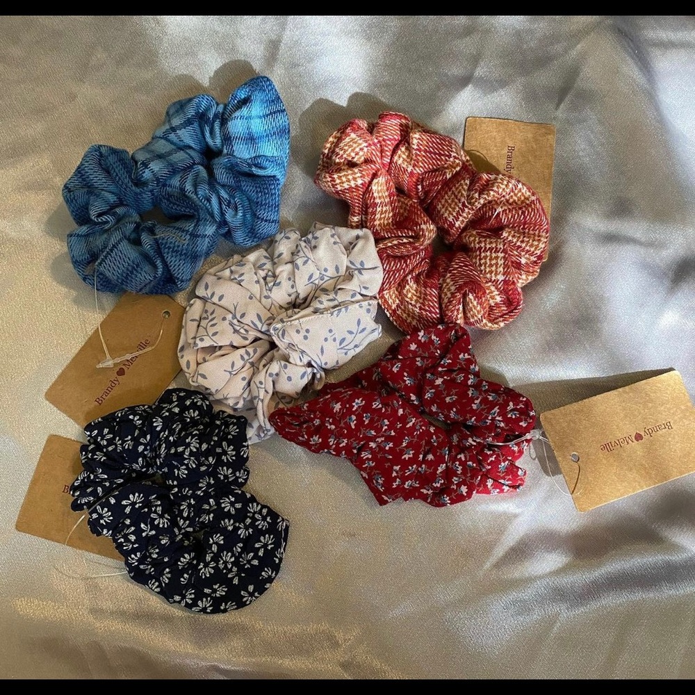 BRANDY MELVILLE SCRUNCHIE